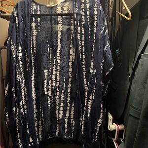 Maurices Blue and White Patterned Kimono